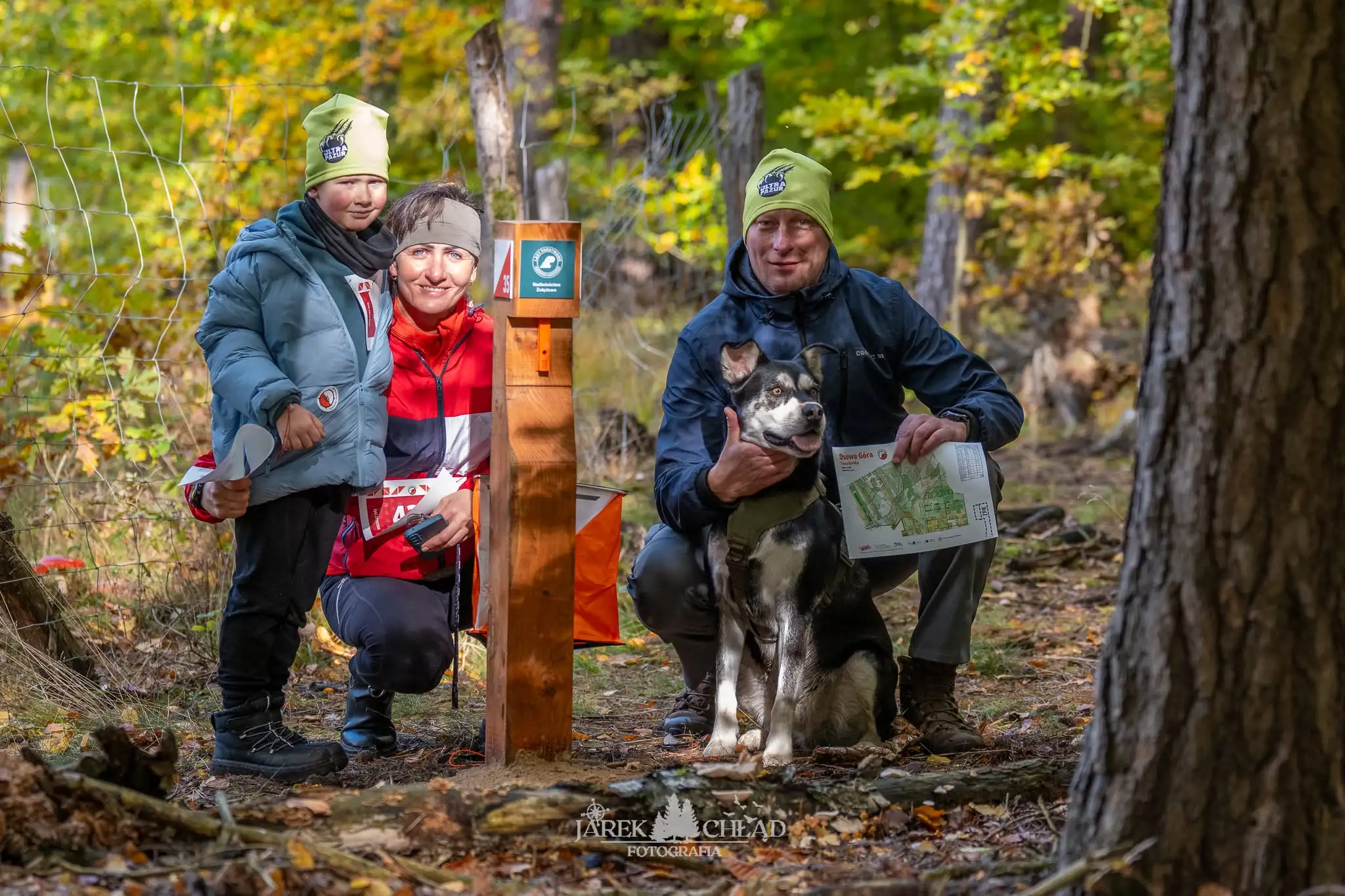 Zawodniczka z mapą i kompasem w jesiennym lesie
